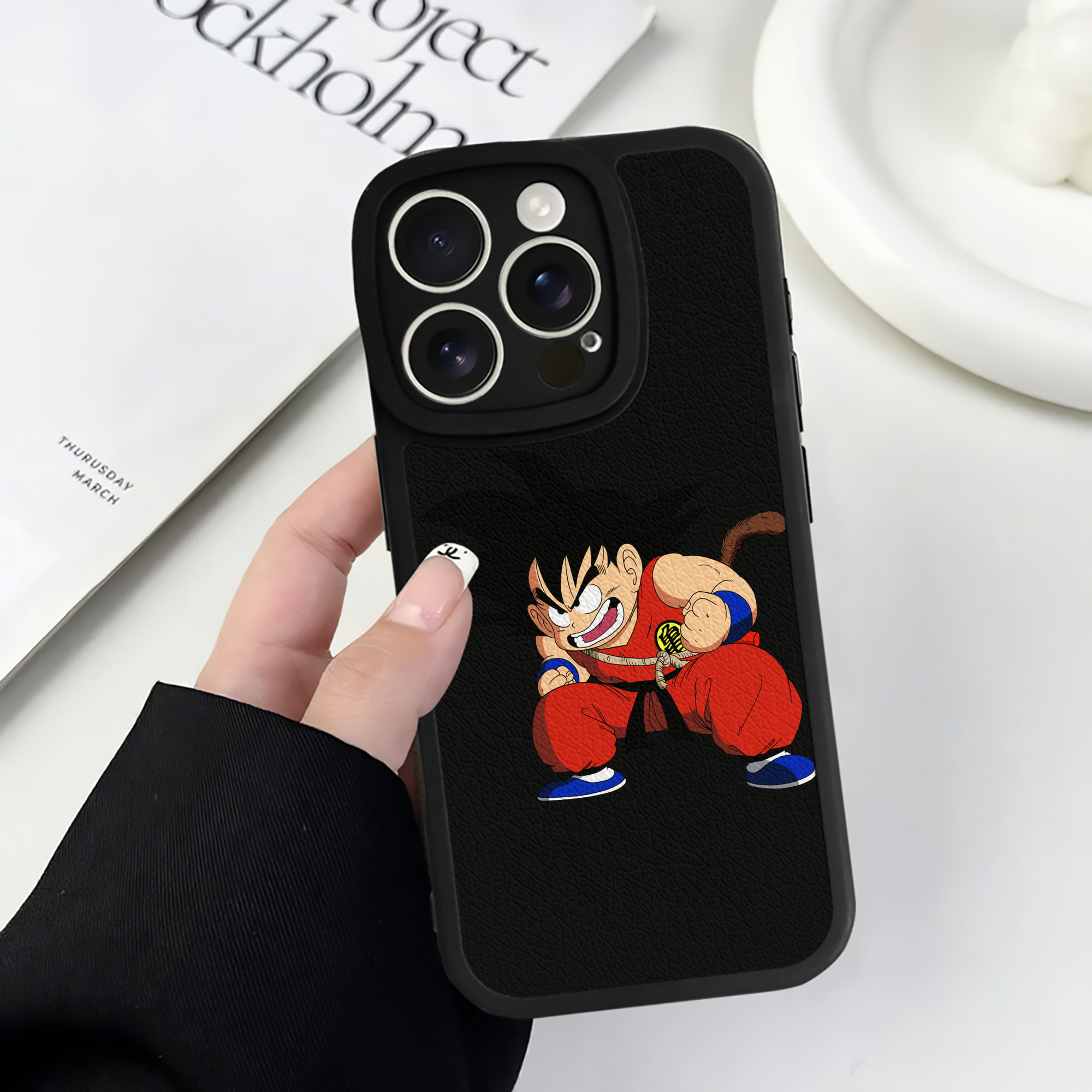 （画像用） ドラゴンボール 孫悟空（そん ごくう）Son Goku カカロット DRAGON BALL Kakarotto 【iPhone 16シリーズ対応】シリコンスマホケース（レザー調） 材質：シリコン